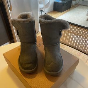 UGG Boots with Bailey Button in Grey